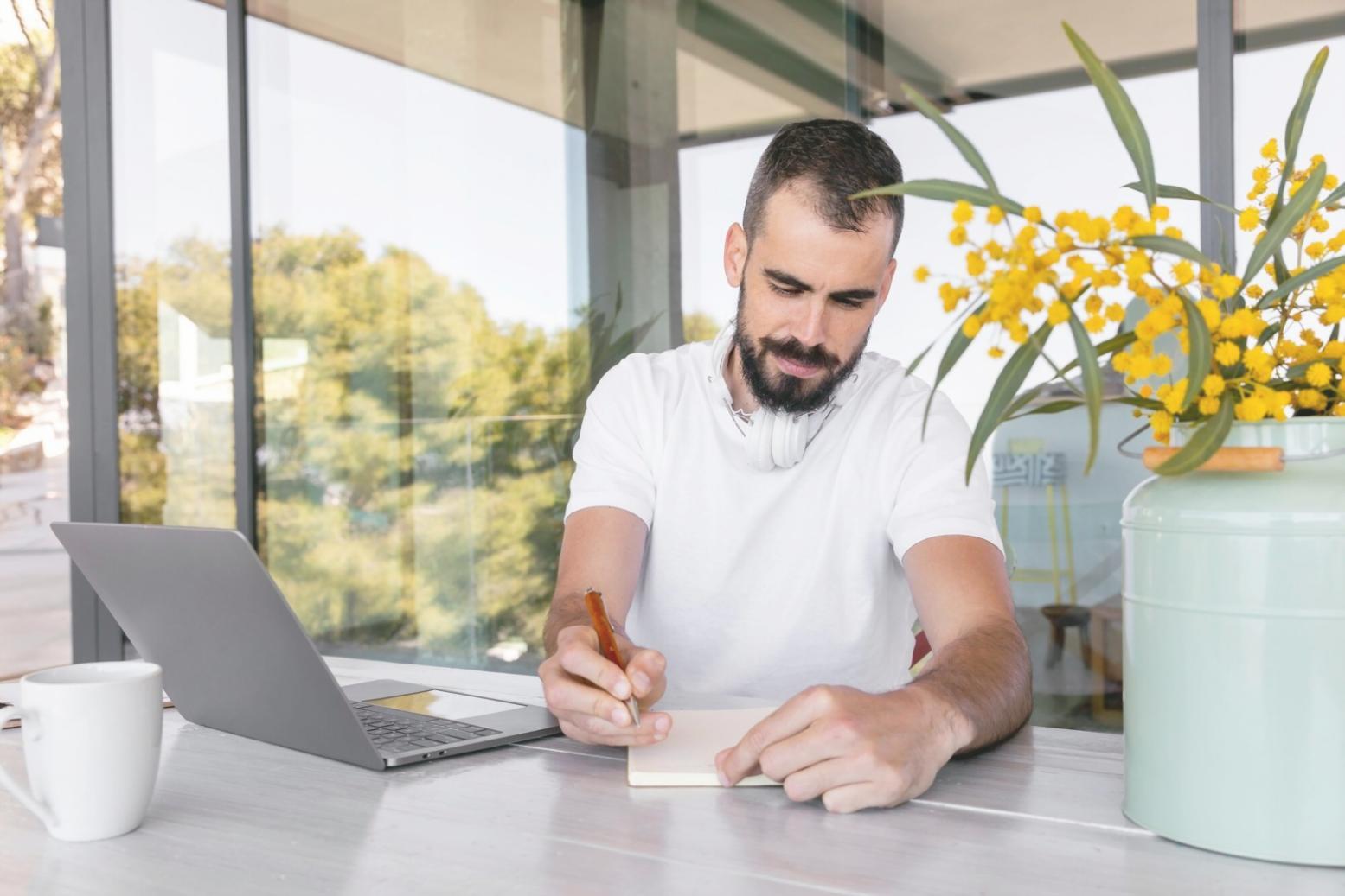 Arbeitsbereich mit Finanzunterlagen und Laptop